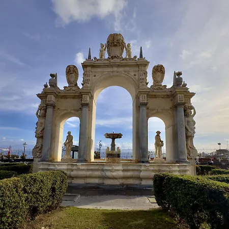 بيت ضيافة Palazzo Chiatamone نابولي