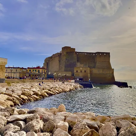 بيت ضيافة Palazzo Chiatamone نابولي