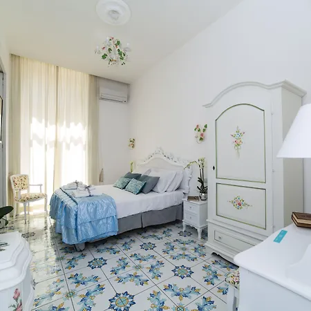 Palazzo Chiatamone بيت ضيافة