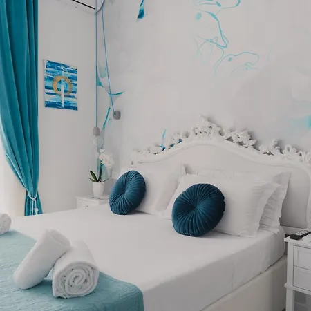 Palazzo Chiatamone 4* נאפולי