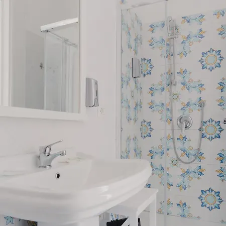 Palazzo Chiatamone 게스트하우스 4*